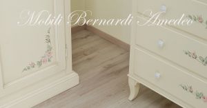 Armadio in legno per camera da letto stile classico con finitura dipinta a mano